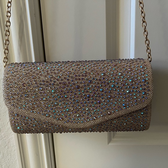 Beautiful Beaded Clutch with Gold and an additional Silver Chain. - Picture 2 of 12
